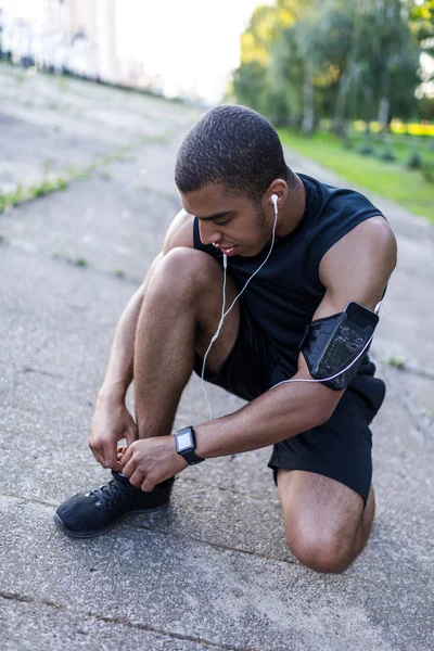 靴ひもを結ぶアフリカ系アメリカ人のスポーツマン — ストック写真