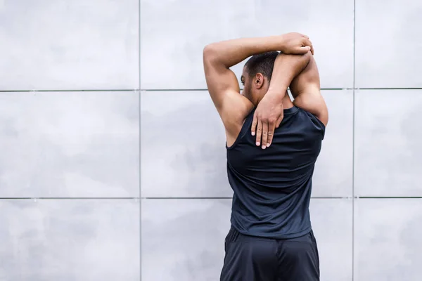 Afroamerikanska löpare stretching på gatan — Stockfoto