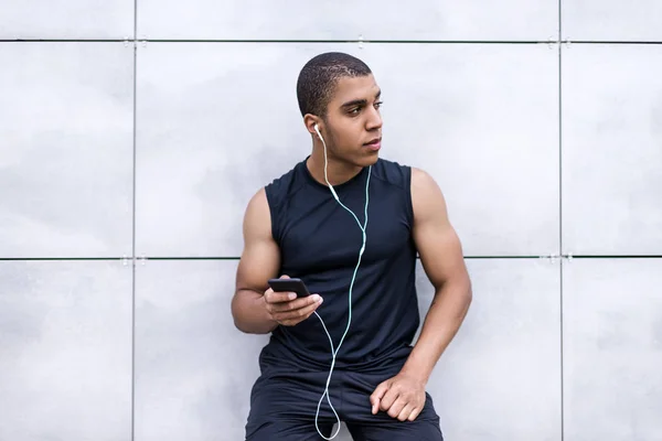 Africano americano homem com smartphone — Fotografia de Stock Grátis