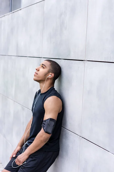 African american sportsman in earphones — Free Stock Photo