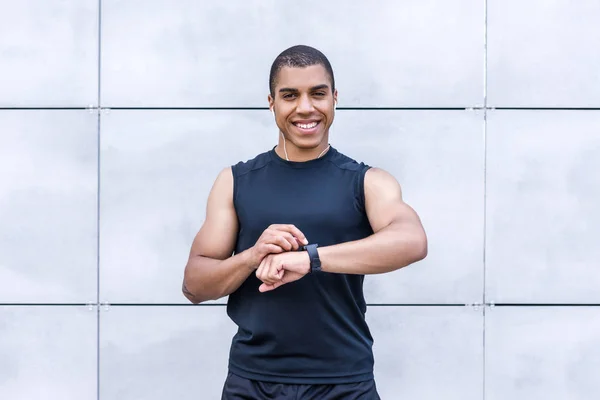 Afroamerikanska sportsman använder smartwatch — Gratis stockfoto