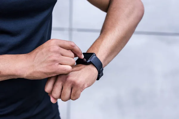 Sportsman using smartwatch — Stock Photo, Image