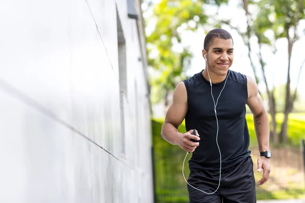 Deportista afroamericano corriendo en la calle — Foto de Stock