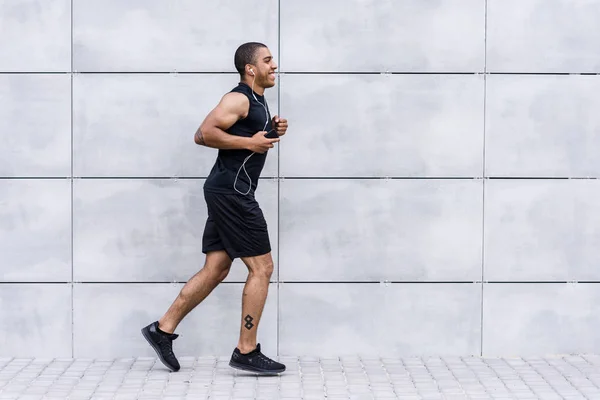 Deportista afroamericano corriendo en la calle —  Fotos de Stock