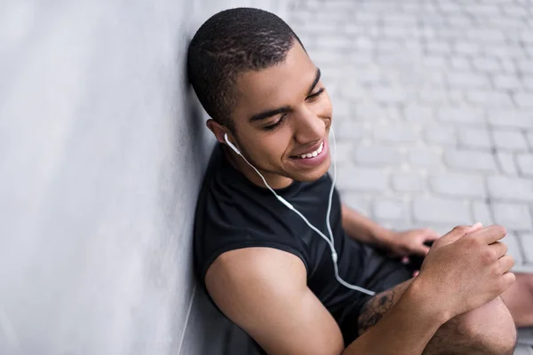 African american man in earphones — Free Stock Photo