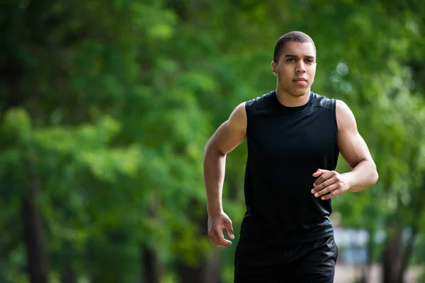 Deportista afroamericano corriendo en parque — Foto de Stock