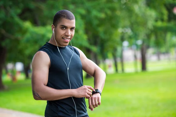 African american sportsman using smartwatch — Stock Photo, Image