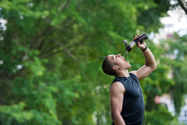 African american sportsman drinking water — Stock Photo, Image