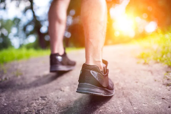 Ноги бігуна в спортивному взутті — стокове фото