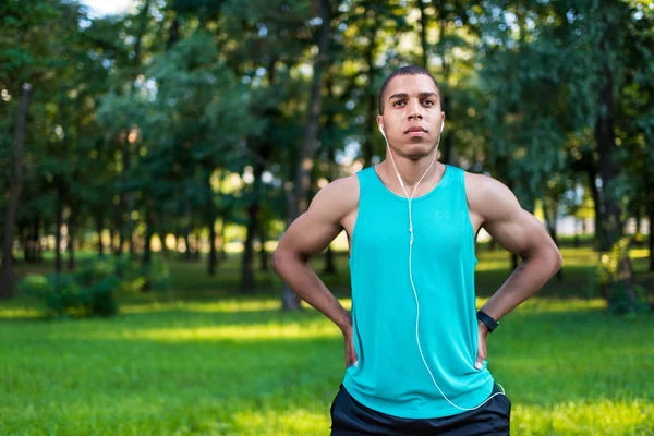 Afro-americano desportista alongamento no parque — Fotografia de Stock