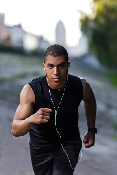 Afrikanischer amerikanischer Sportler läuft auf Straße — Stockfoto