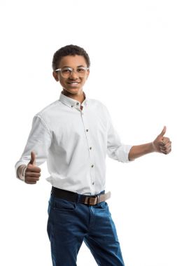 Afrikalı-Amerikalı genç başparmak gösterilmesini