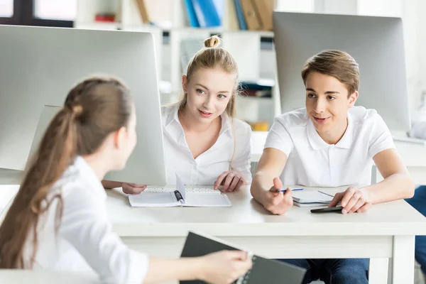 Tieners tijdens les in de klas — Stockfoto