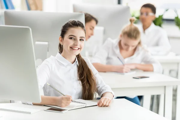 Adolescent fille étudier dans salle de classe — Photo