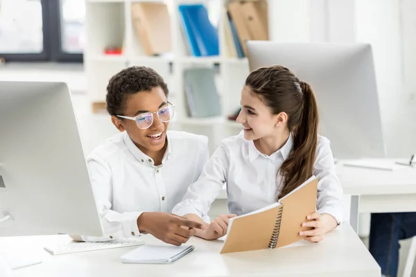 Estudantes multiculturais fazendo tarefa juntos — Fotografia de Stock