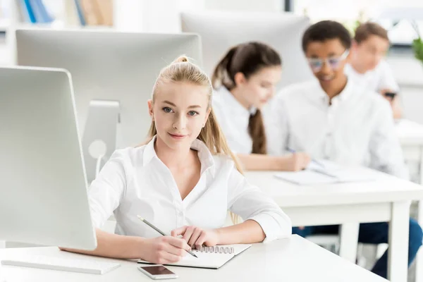 Adolescent fille étudier dans salle de classe — Photo