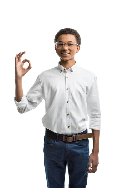 Afrikanisch-amerikanischer Teenager zeigt ok Zeichen — kostenloses Stockfoto