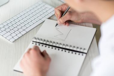 not defterinde öğrenci çizim grafik
