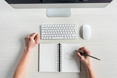 not defterinde öğrenci çizim grafik
