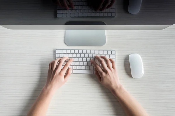 Studente che lavora al computer — Foto Stock