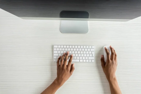 Estudiante trabajando en computadora — Foto de Stock