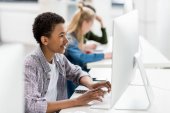 afro-amerikai tinédzser számítógépen dolgozik