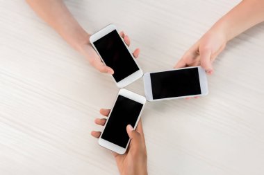 akıllı telefonlar tutan gençler 
