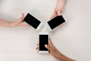 akıllı telefonlar tutan gençler 