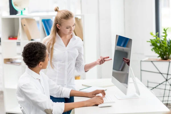 Mångkulturella elever diskuterar uppgift — Stockfoto