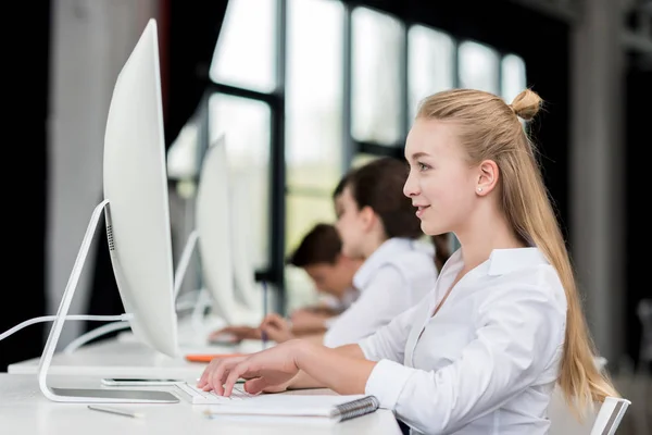 Sorrindo menina adolescente trabalhando no computador — Fotografia de Stock