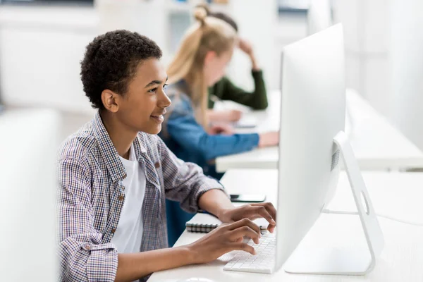Afroamericano adolescente trabajando en computadora — Foto de Stock