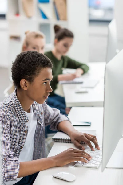 Afro-Amerikaanse tiener werken op de computer — Stockfoto