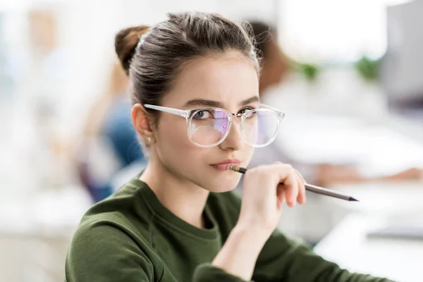 Seria ragazza adolescente con matita — Foto Stock