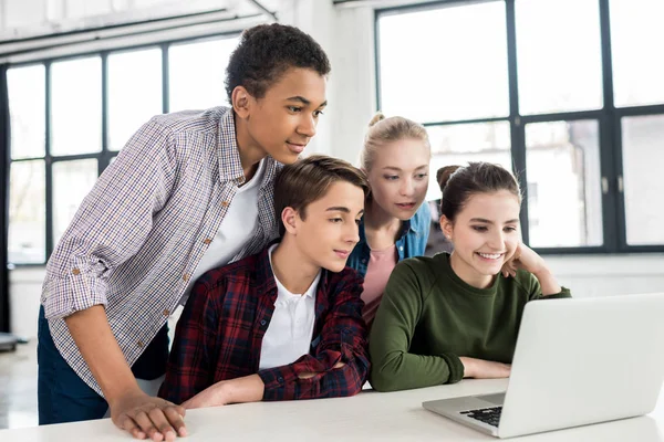 Multi-etnisch tieners met behulp van laptop — Stockfoto