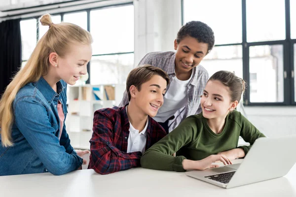 Multi-etnisch tieners met behulp van laptop — Stockfoto