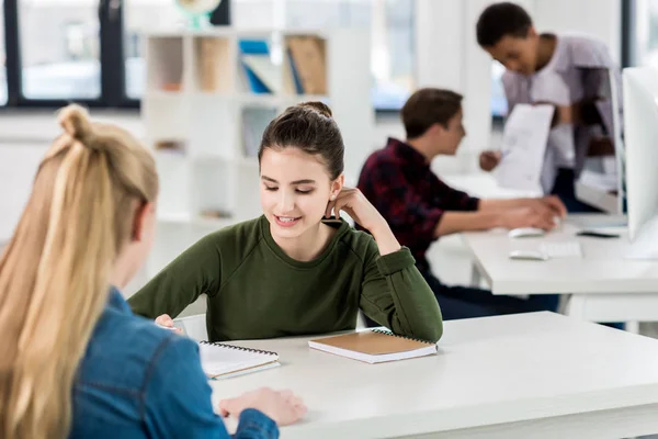 Studenti che studiano in classe — Foto Stock