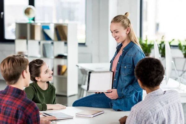 çok ırklı gençler birlikte eğitim