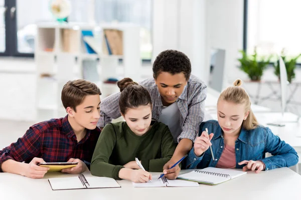 Multi-etnisch tieners samen studeren — Stockfoto