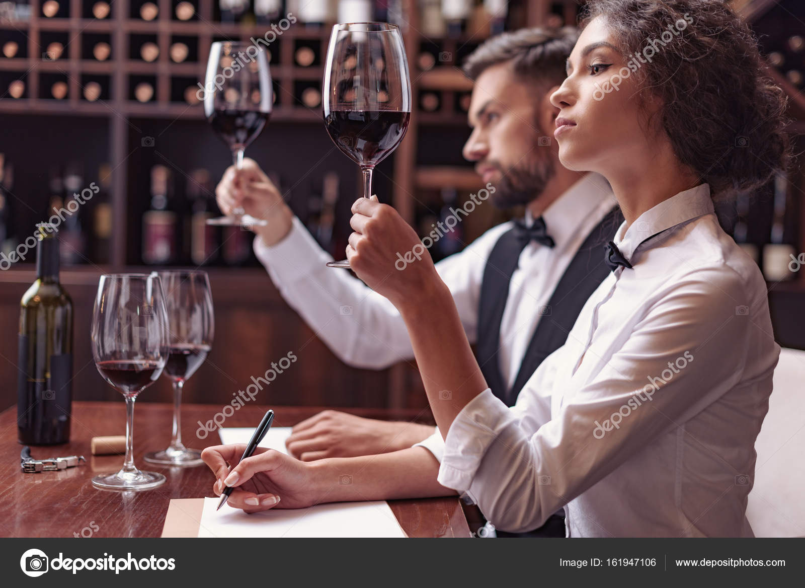 Сергей журавлев сомелье. Человек определяющий вина. Человек определяющий вина. Сомелье и кавист. Человек определяющий вина.