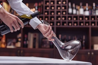 Sommelier yağan kırmızı şarap