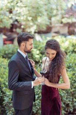 Bahçe içinde kırmızı şarap ile Coupe 