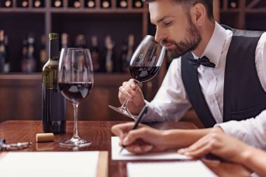 Mahzeni şarap tatma sommeliers