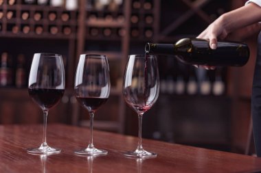Sommelier yağan kırmızı şarap