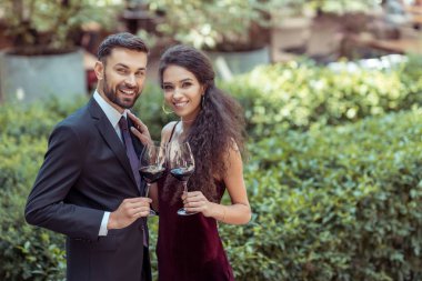 Bahçe içinde kırmızı şarap ile Coupe 