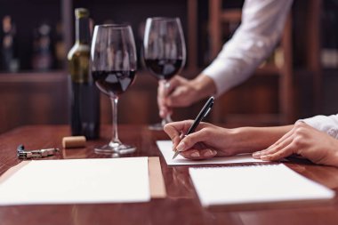 Mahzeni şarap tatma sommeliers