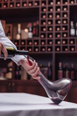 Sommelier yağan kırmızı şarap