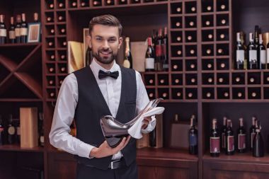 Sommelier holding sürahi şarap ile
