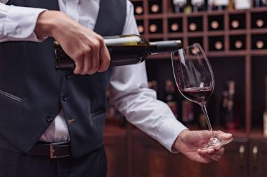 Sommelier yağan kırmızı şarap