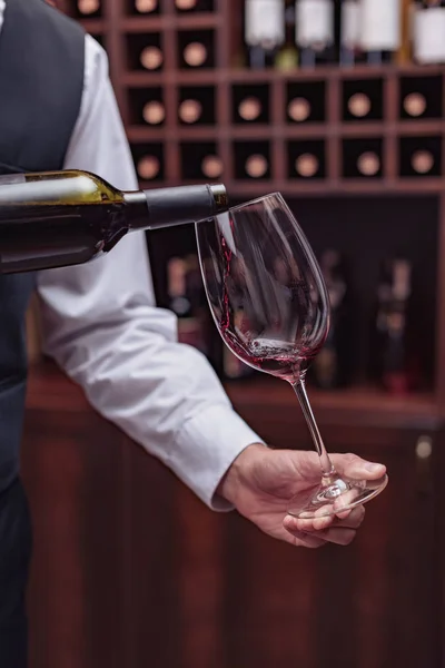 Sommelier derramando vinho tinto — Fotografia de Stock