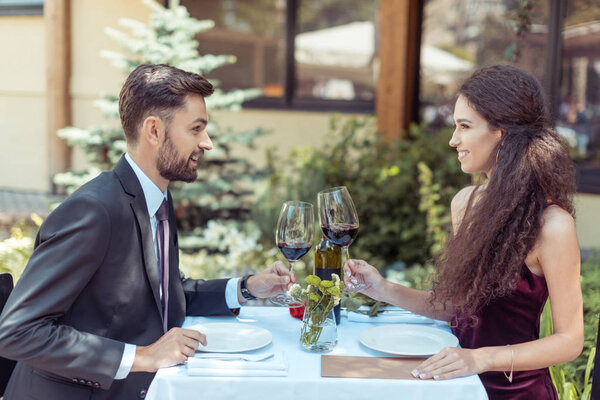 couple clinking glasses on date